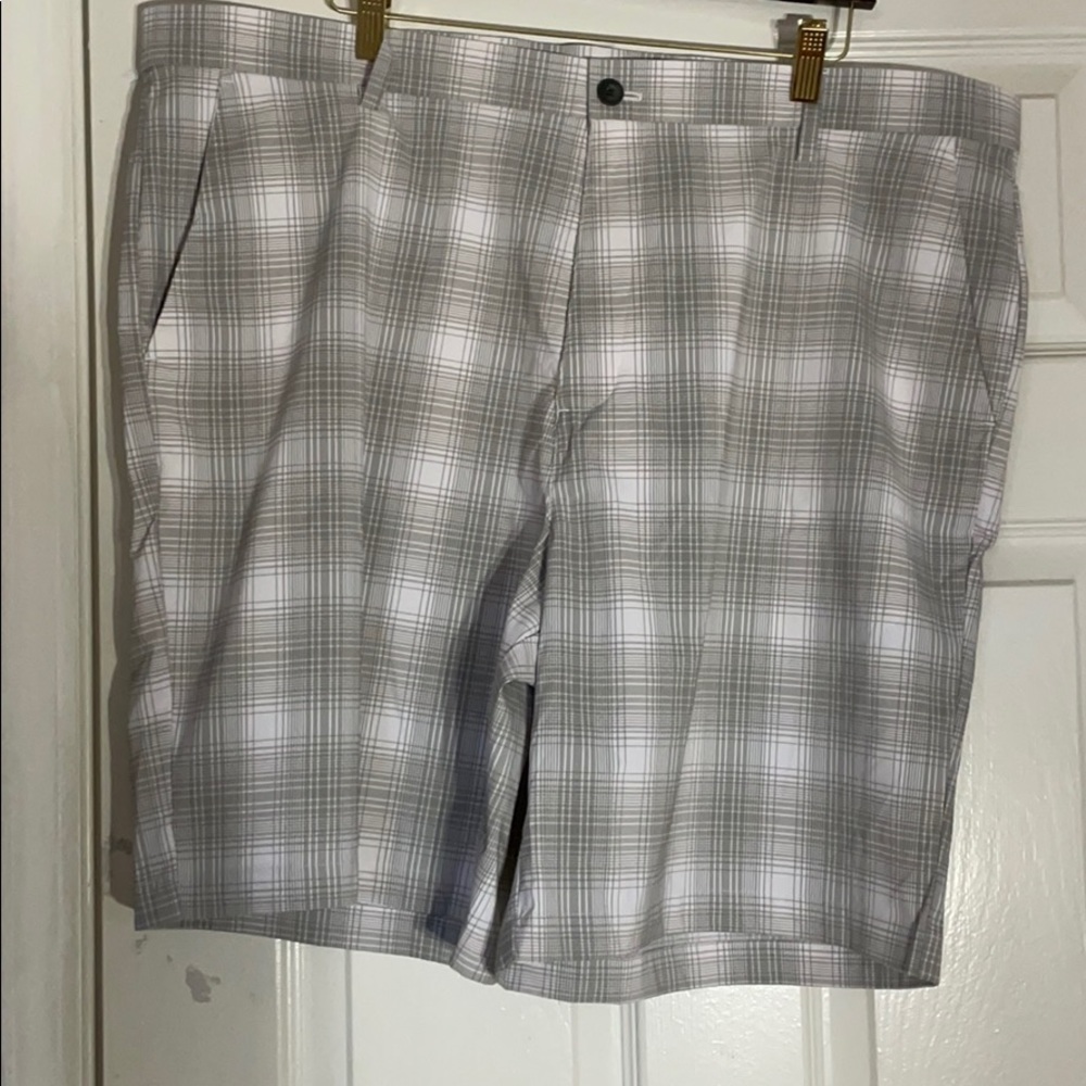 SOLD - Men’s Chaps plaid golf shorts